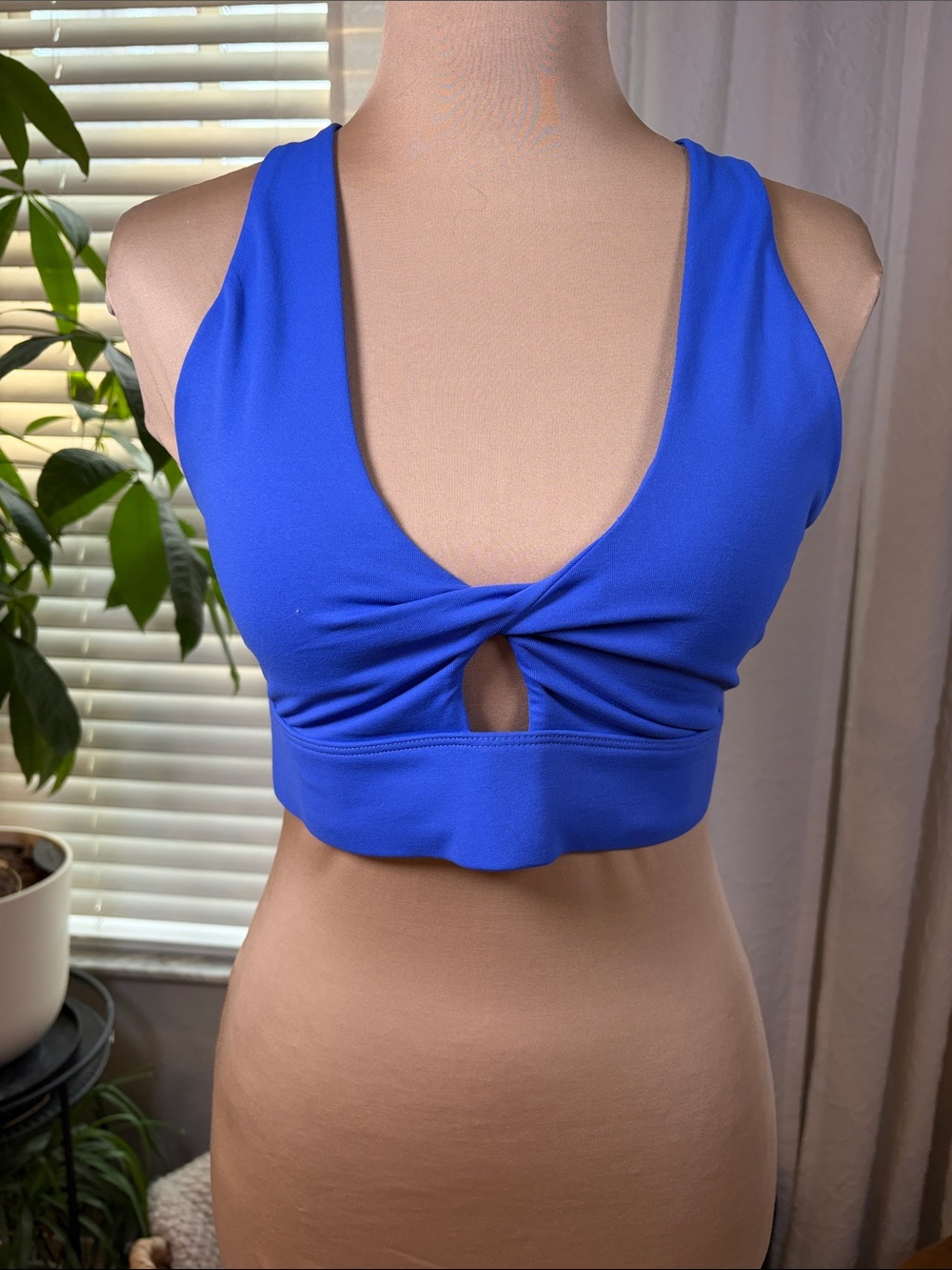 Fabletics sports bra in bright blue keyhole front cross back size medium
